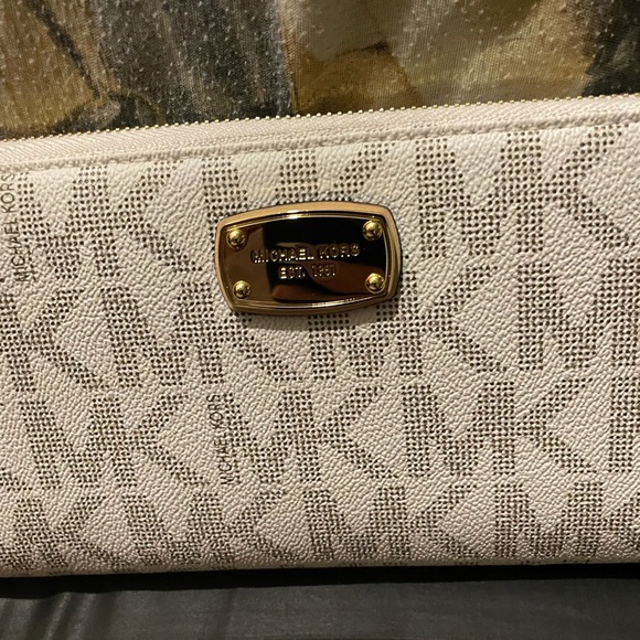 Authentic Michael kors jet set wallet brand new - Picture 3 of 6